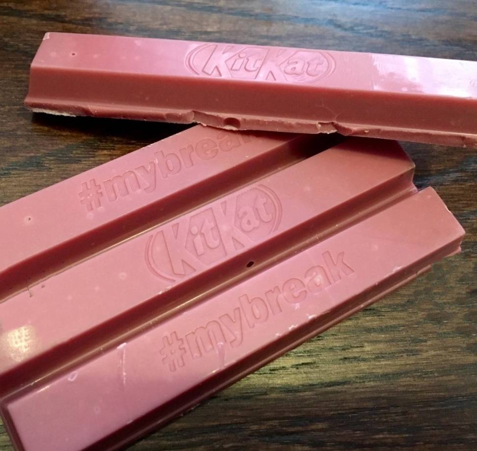 kitkat漂亮的粉色很可爱,巧克力香甜之中带有新鲜浆果的微酸,加上松脆