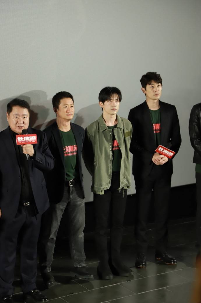 层次感 易烊千玺忙着宣传《长津湖》,穿牛仔褂出镜看似随意,仍帅成焦点