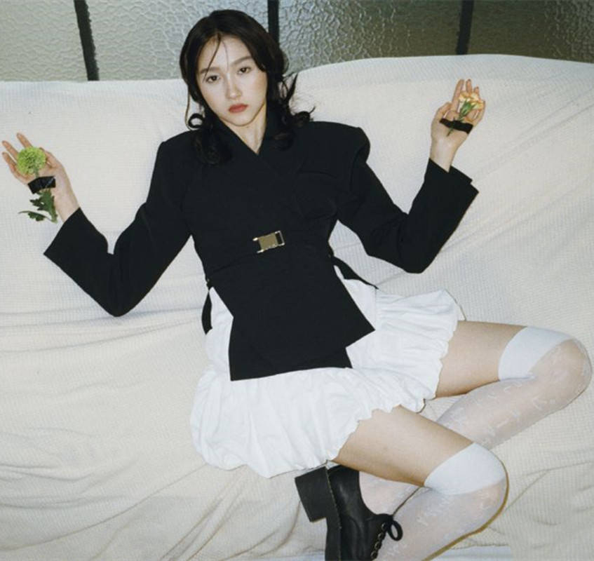 个头 关晓彤北影节红毯用力过猛，近173的个头还穿高跟鞋，配西装真飒