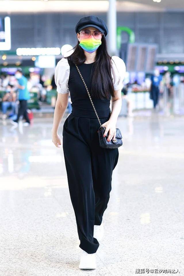 身材 伊能静越老越会穿，与儿子同框满满少女感，两人不像母子更像姐弟