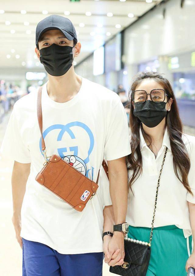 元素 小李琳打扮得挺少女的，衬衫配“校服裤”好嫩，就是腿型没藏住