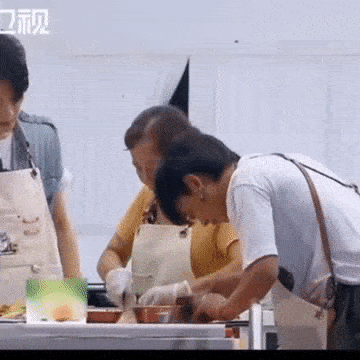 家乡|《中餐厅》丁真做菜被推上热搜，做菜极为熟练，网友纷纷称赞！