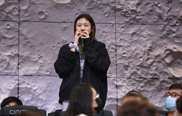 廓形 章子怡首映会太风光！女儿公开助阵首亮相，穿黑色素颜美过章子怡