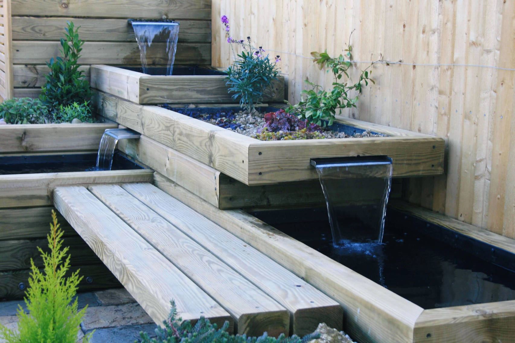 屋顶花园的水景形式多种多样,根据建筑物的承重和防水,水景的选择也多