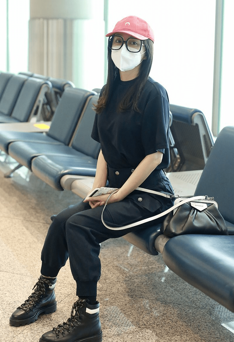 整体 秦岚的小蛮腰瞒不住了，T恤配工装裤穿得又美又飒，少女感满满