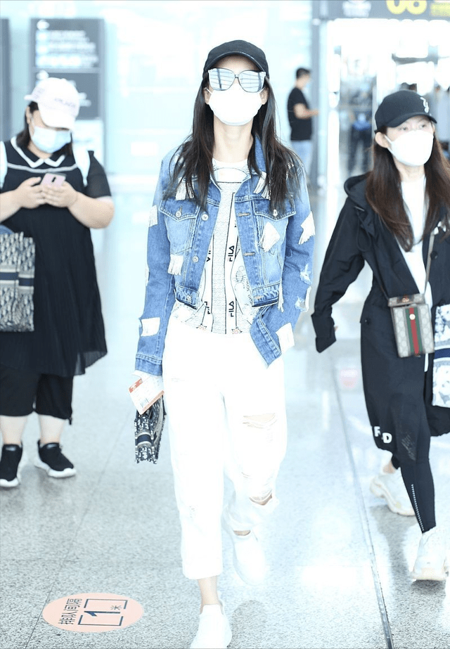 设计 杨子二婚老婆一点没阔太架子，日常穿搭挺接地气，看着不像30+