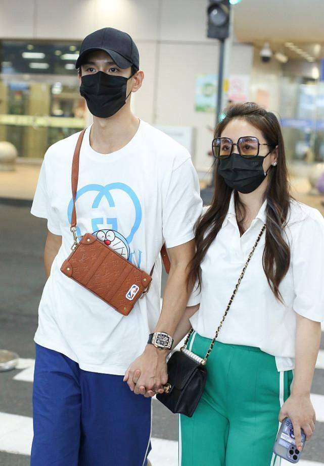 元素 小李琳打扮得挺少女的，衬衫配“校服裤”好嫩，就是腿型没藏住