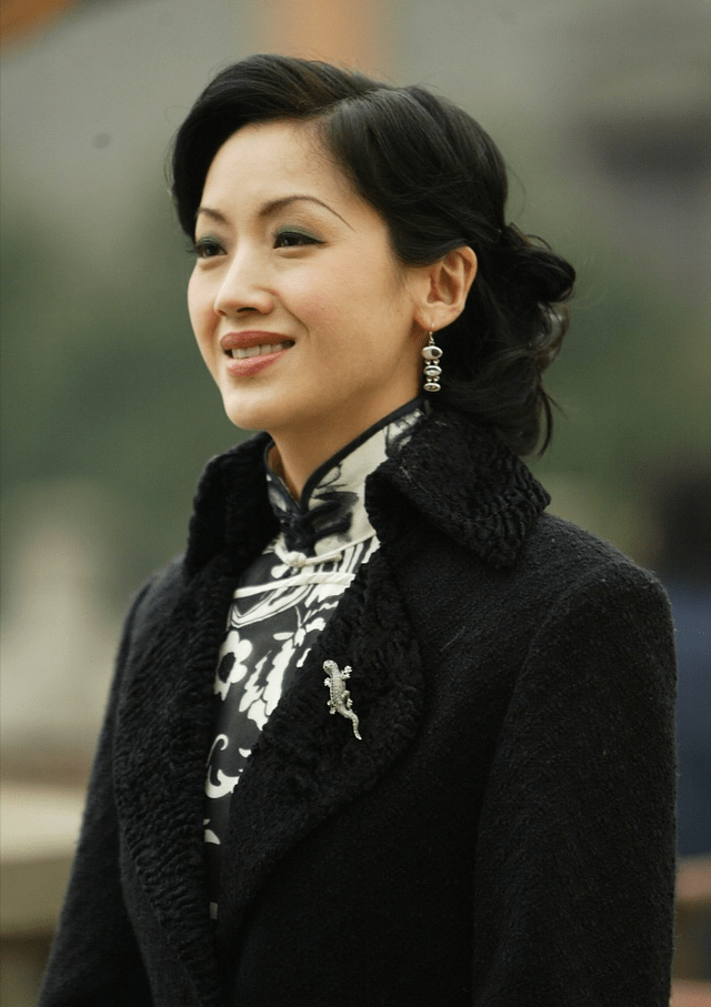 魅力 吴倩莲穿旗袍真端庄，“柳叶眉”太清秀，实力展现女人的优雅
