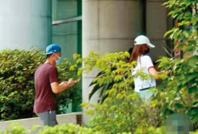 活动 霍建华陪林心如参加活动!耐心等待成小跟班,穿紧身裤彻底油腻了