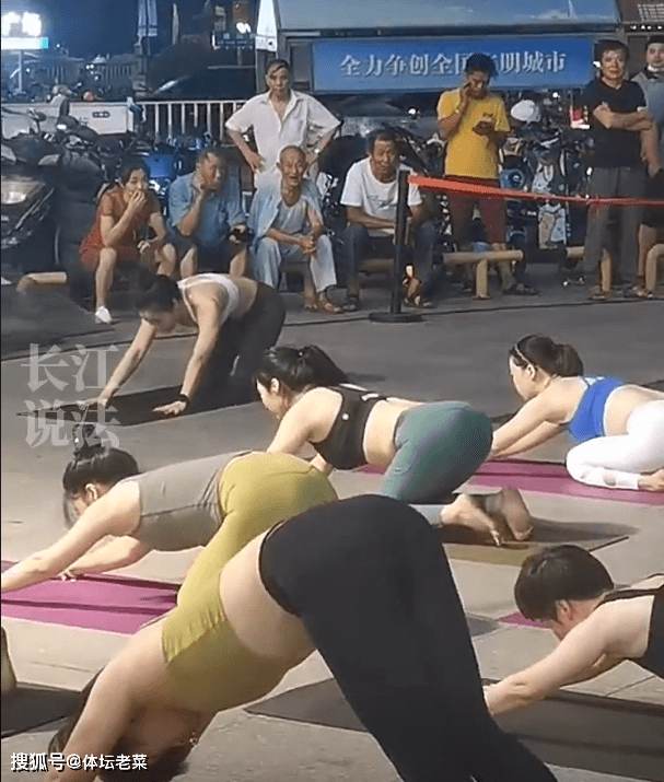 亚新体育众美女在大街上练瑜伽穿着清凉姿势魅惑围观的男人越多越卖力(图4)