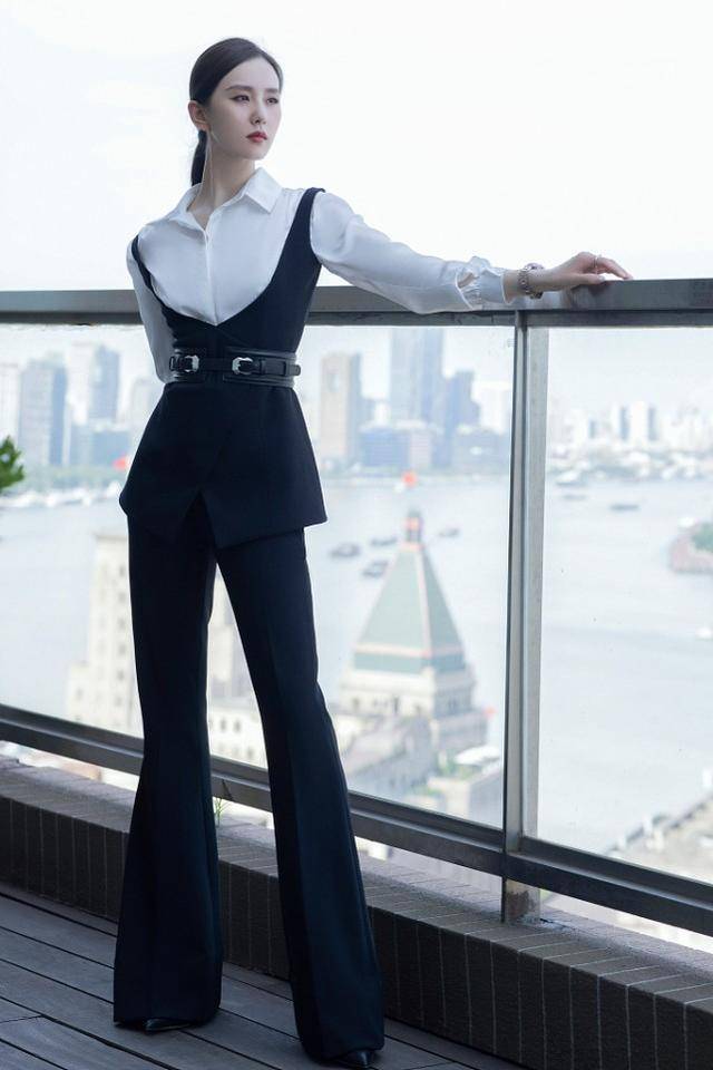 服装 刘诗诗“霸总”穿搭太有韵味，保守款式藏不住身材，又A又飒