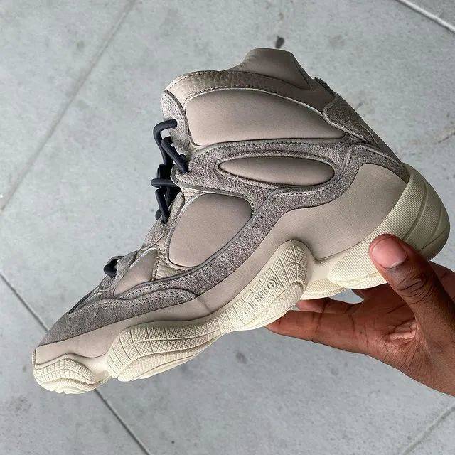 High跌破原价预警？Kanye上脚同款Yeezy 500下周发售，又突袭吗？