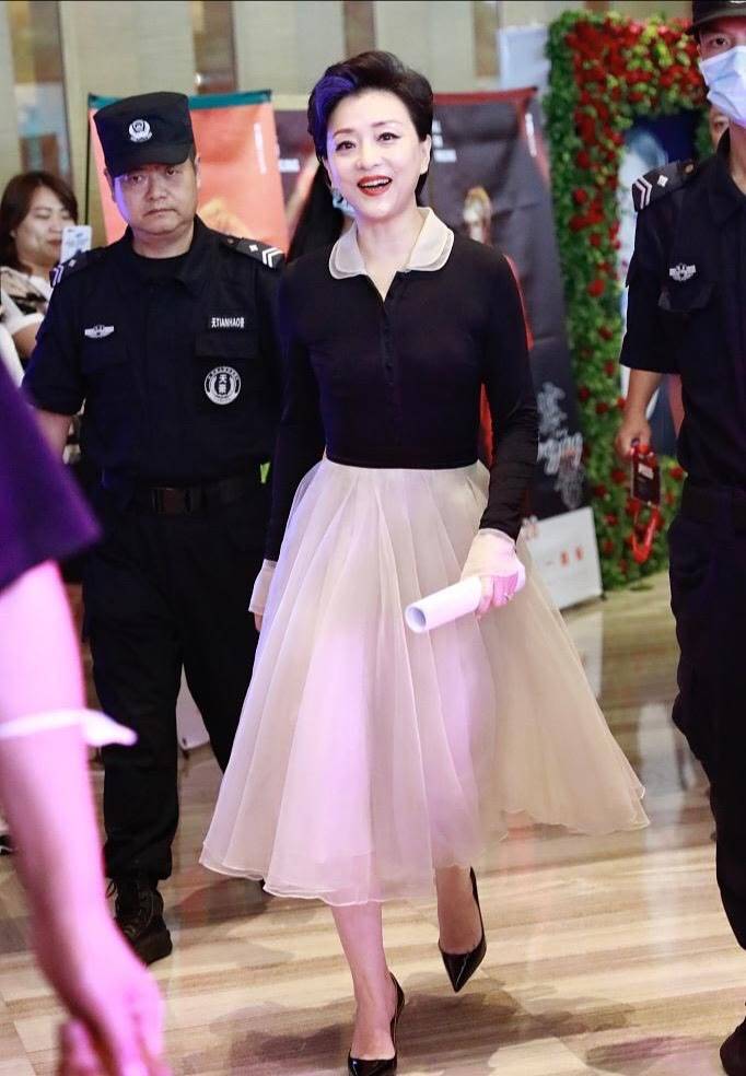 新潮 杨澜学小姑娘赶时髦,穿纱裙挑染蓝发新潮又减龄,气质却依然端庄