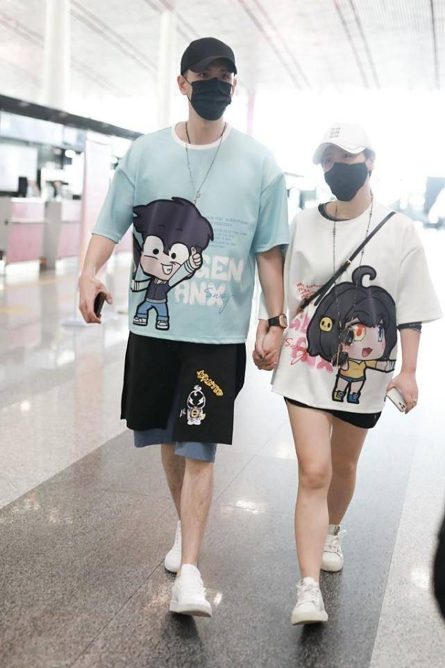 元素 小李琳打扮得挺少女的，衬衫配“校服裤”好嫩，就是腿型没藏住