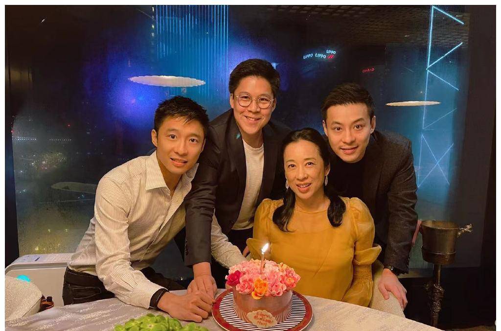 郭晶晶 郭晶晶晒合影为婆婆庆生，穿暗色衣裙低调陪伴，朱玲玲穿姜黄色纱