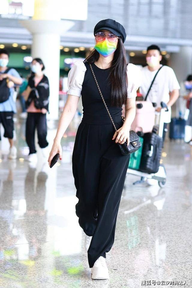 身材 伊能静越老越会穿，与儿子同框满满少女感，两人不像母子更像姐弟