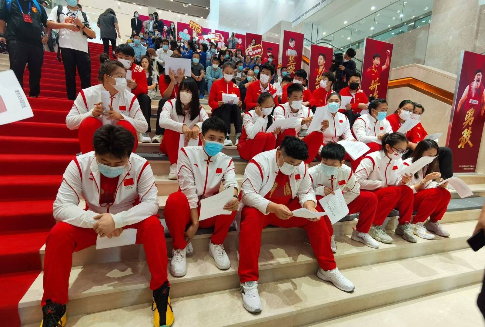 全运会|孙颖莎回家乡获100万现金奖励，紧挨巩立姣齐坐台阶，体型反差大