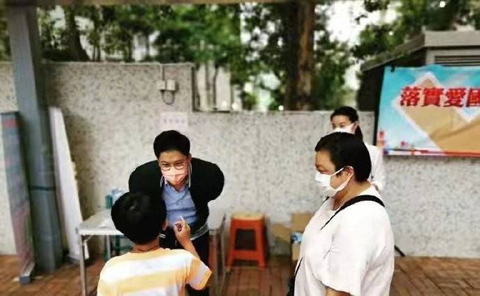 设计 霍启刚郭晶晶亮相街头，两人穿着好低调，朴实无华却难掩贵气