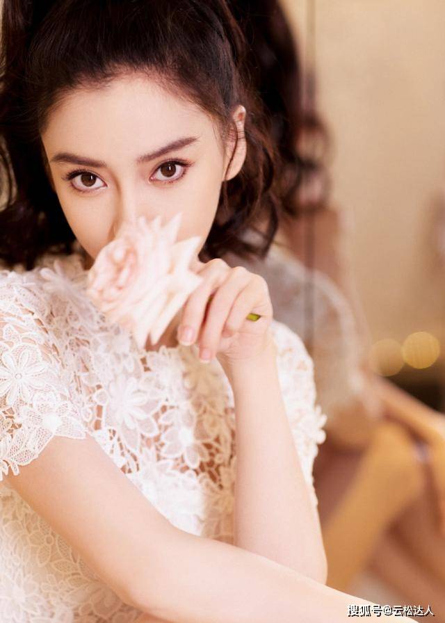 真抢镜 杨颖仍不肯正视自己的年龄，穿小白裙扎高马尾扮清纯，细腿真抢镜