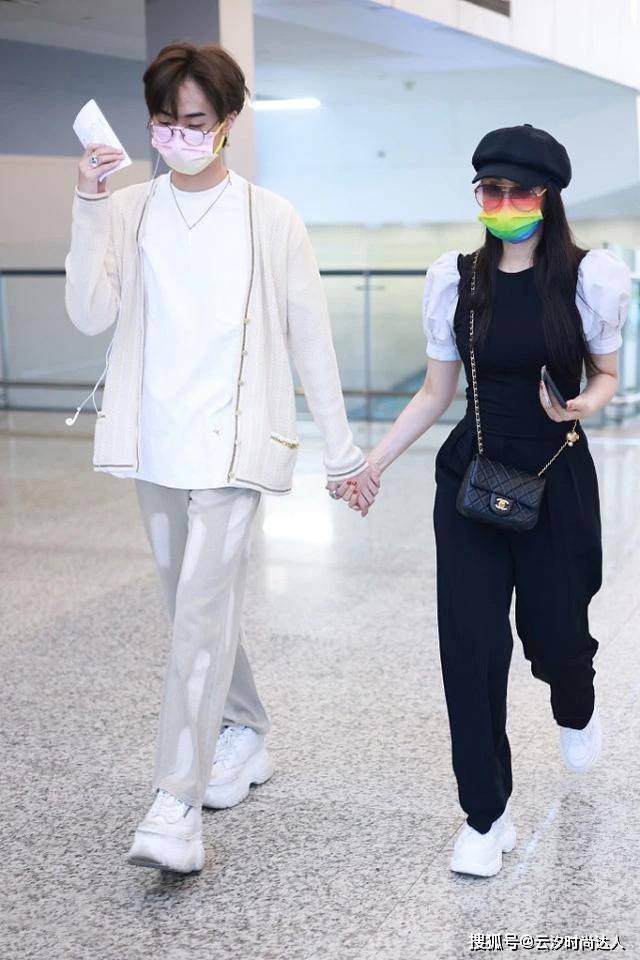身材 伊能静越老越会穿，与儿子同框满满少女感，两人不像母子更像姐弟