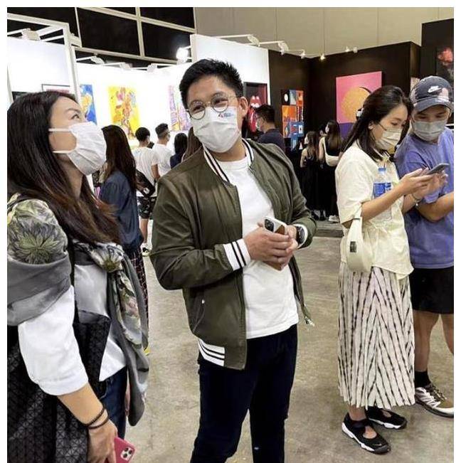 郭晶晶 郭晶晶晒合影为婆婆庆生，穿暗色衣裙低调陪伴，朱玲玲穿姜黄色纱