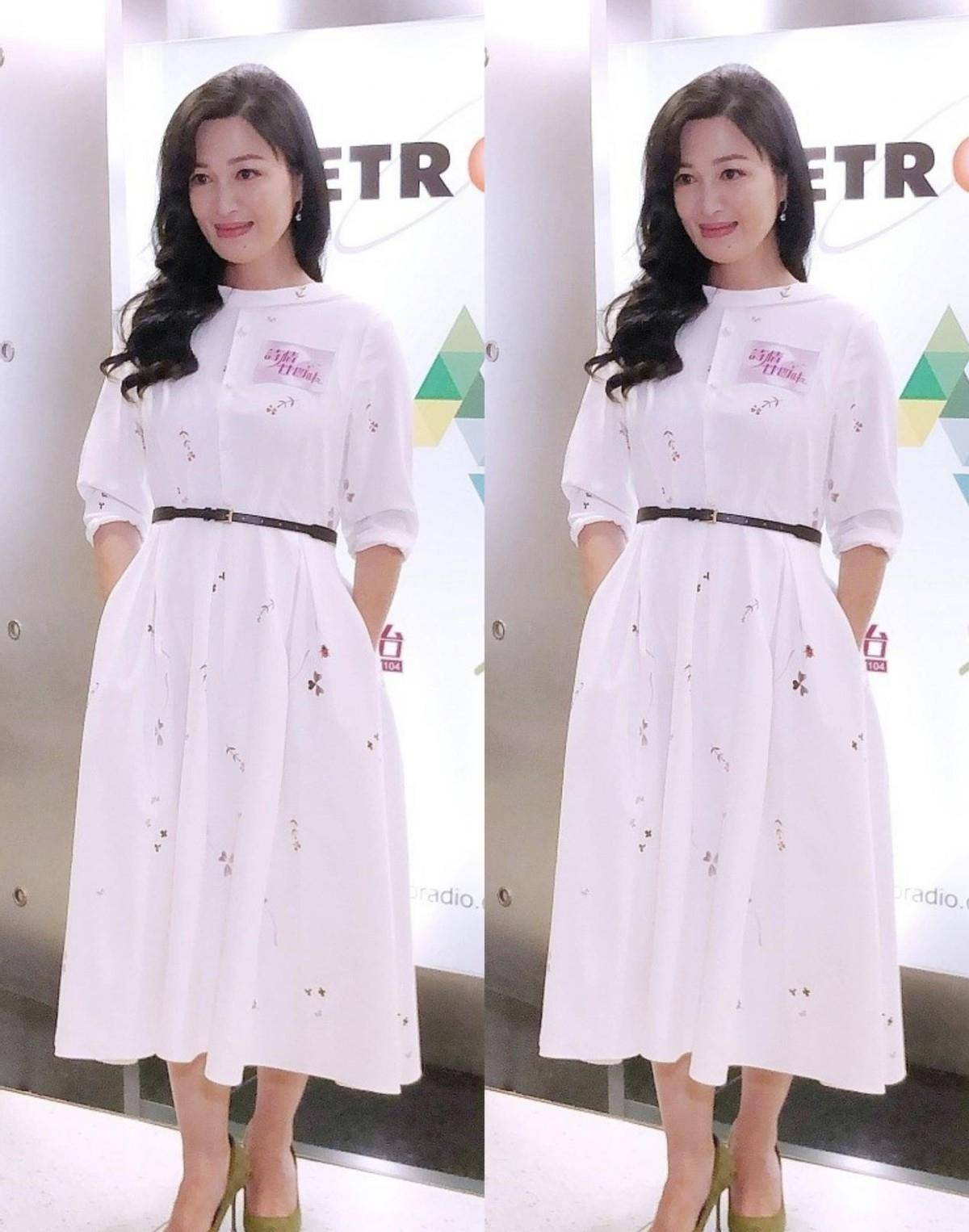服装 陈少霞还挺爱国的,和富商丈夫同穿中装,一袭旗袍曲线迷人