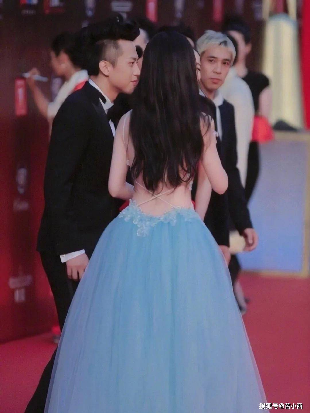 仙女 刘亦菲真不怕走光？水蜜桃身材穿大露背连衣裙亮相，人红气场真大