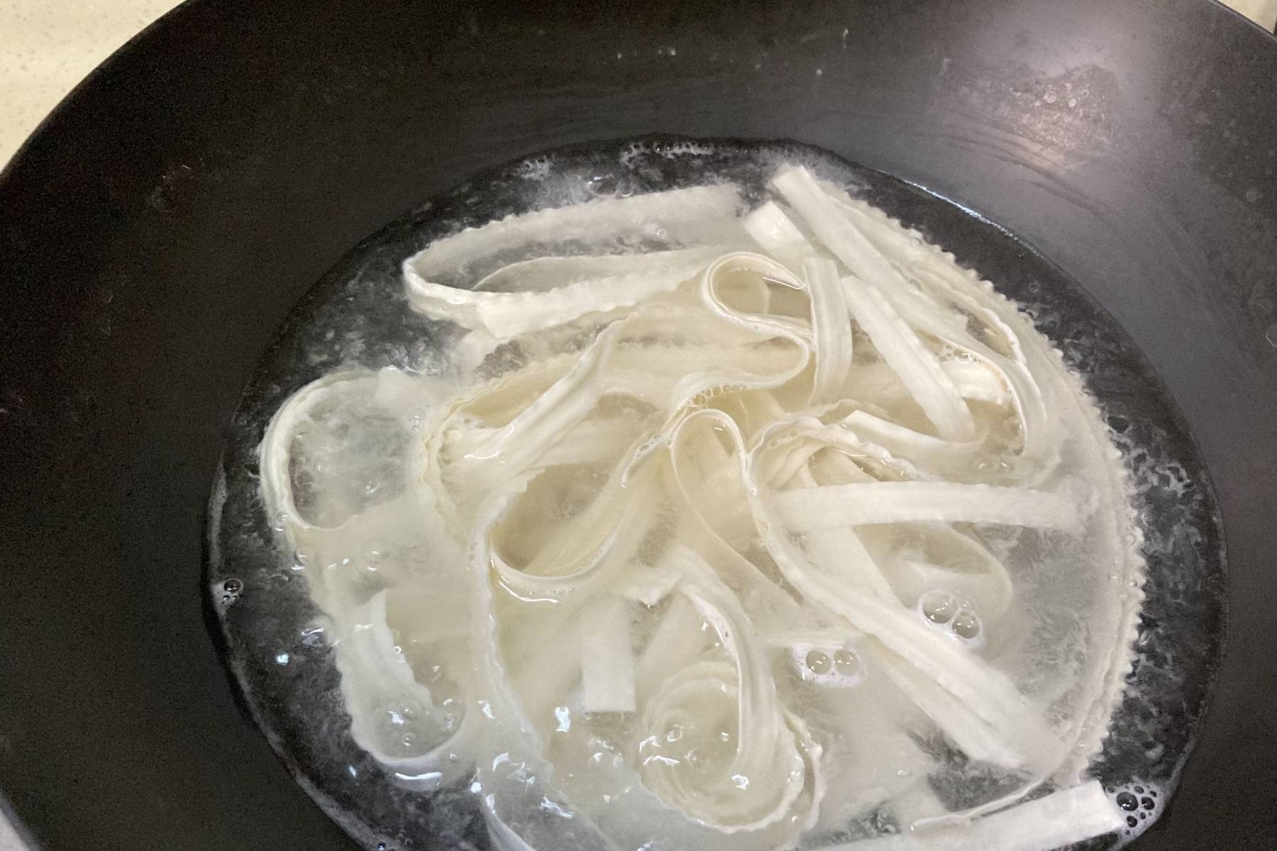 真香|入秋后孩子就爱吃这早餐，简单快手又美味，热乎乎的一大盘，真香
