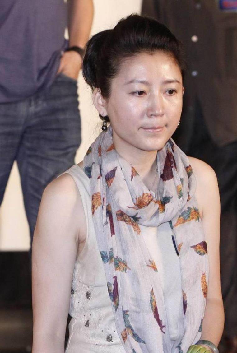 身材 王小丫穿无袖裙现身,穿搭再现知性淡雅,离巢央视后依然气质十足