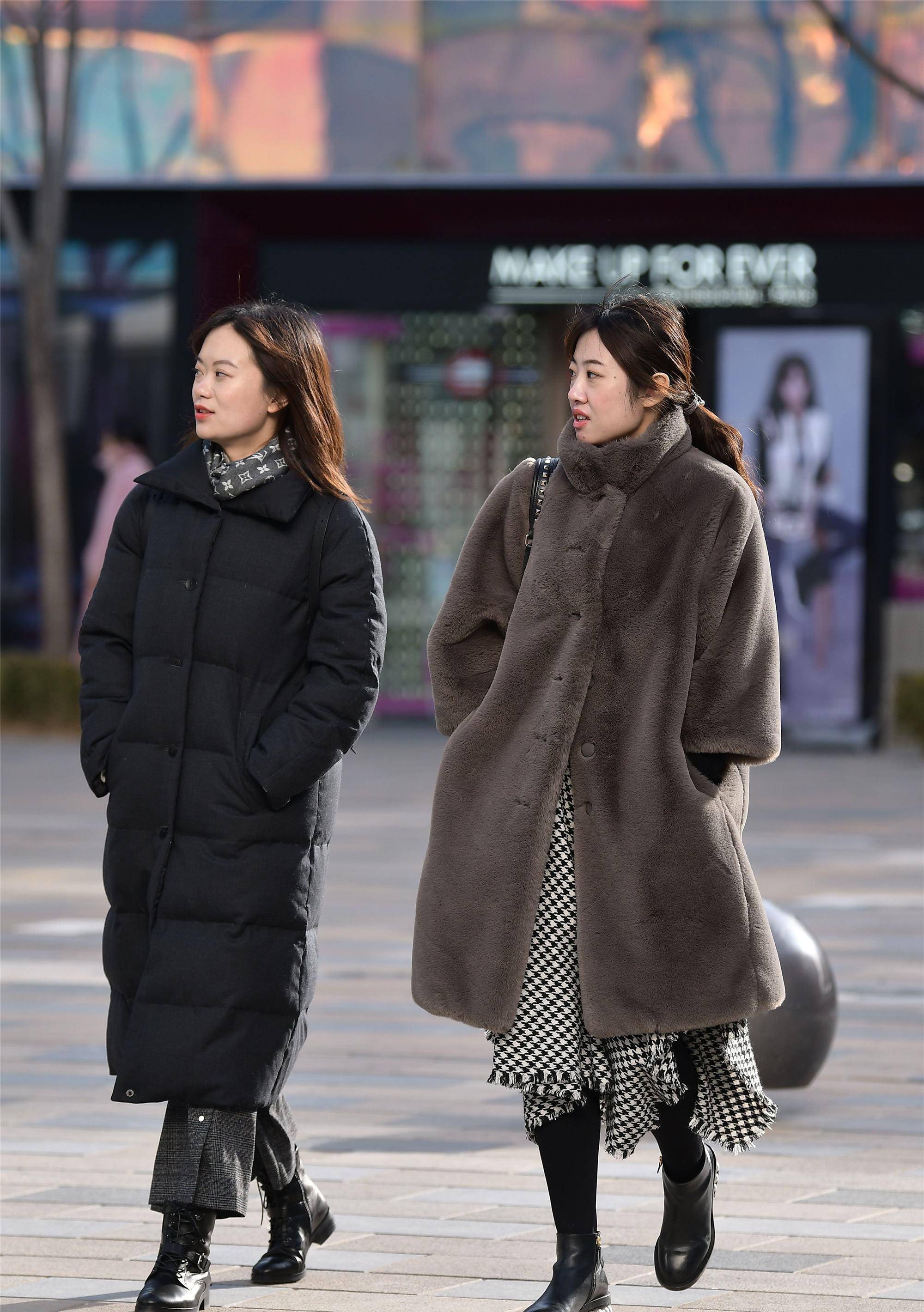 风衣 这一对闺蜜逛街，长款羽绒服与长款大衣，哪一位搭配的更美？