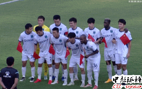 五星红旗|中国足坛第1次：中甲关键战4名外援同时手持五星红旗入场！