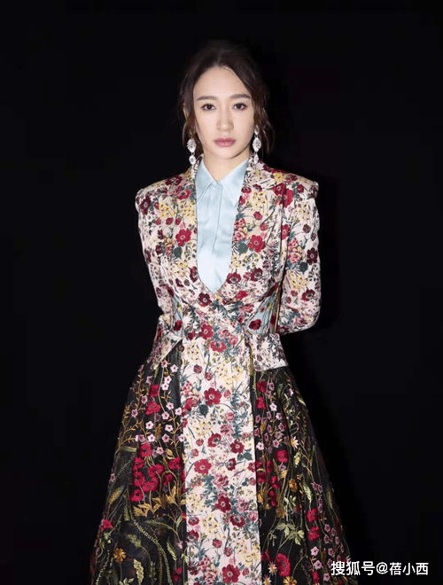 刺绣 李小冉身材饱满又敢穿，一袭刺绣抹胸连衣裙气质惊艳，真不怕走光