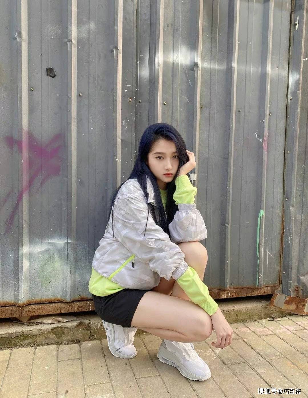 束脚 关晓彤晒照秀私服，三套休闲性感风的搭配造型，让人眼前一亮