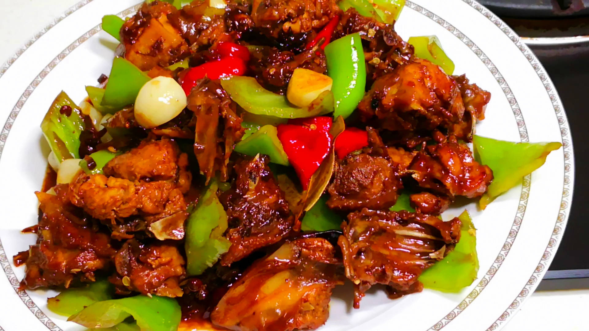 【辣炒鸡块】 1,切好的鸡块用净水浸泡5分钟,目标是去除血水和腥气.