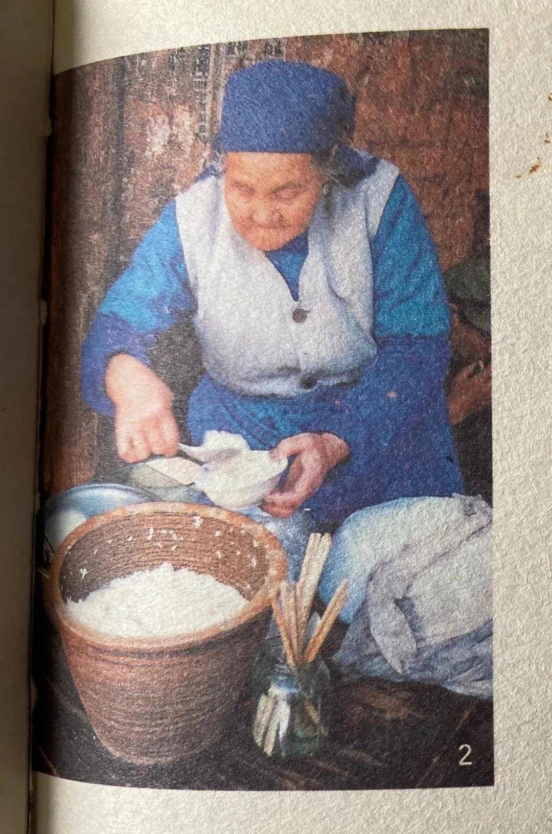 昆明人在做八宝饭时喜欢加入豆沙放上特产的蜜饯