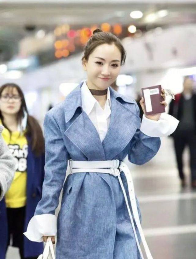 女神 杨蓉真不愧是冻龄女神，穿一袭亮片连衣裙拍时尚大片，高贵优雅