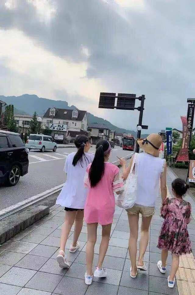 父女 文章父女仨走机场！提6万包装冷酷，长女裤子提到腰勒屁股太尴尬
