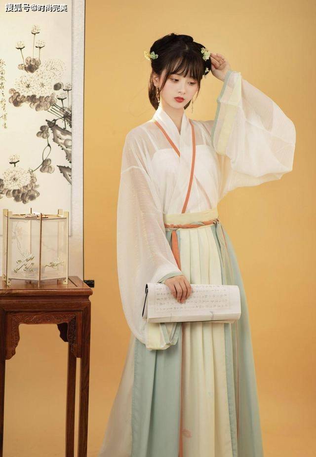 身材 最近火了一种穿搭叫“汉服+吊带”，优雅又性感，很高级