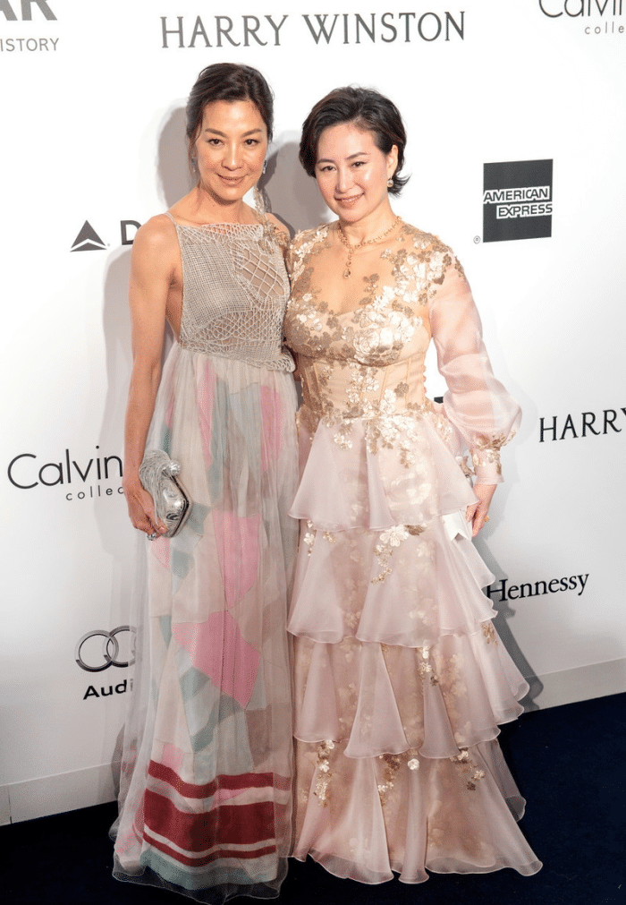 姐妹 何超琼与何超仪真是姐妹情深，两人并肩站着，感觉都挺有气质的