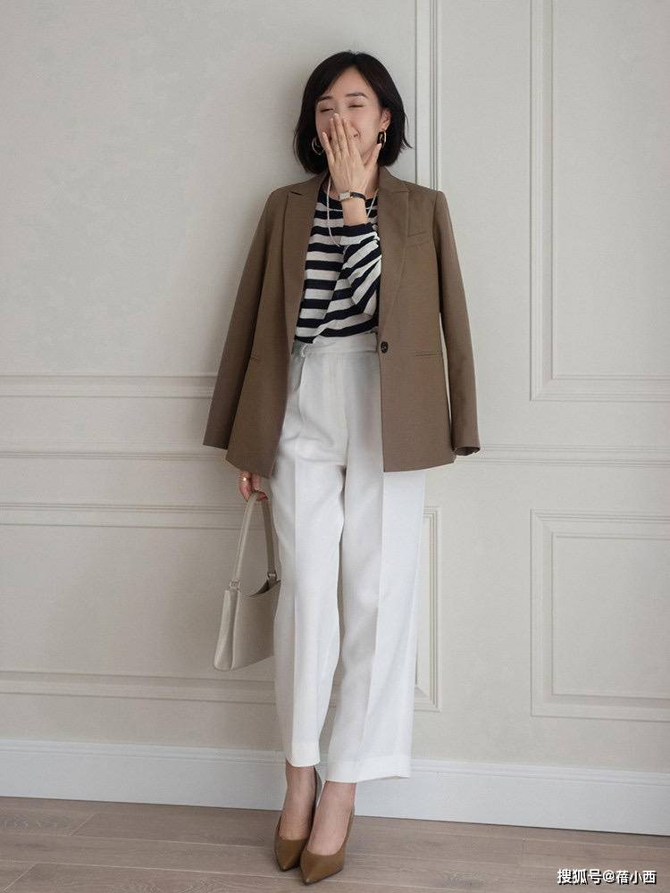 黑色 女人一旦过了40岁，穿衣搭配要选“气质款”，大方高级又很优雅