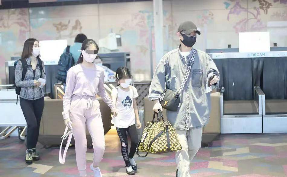 父女 文章父女仨走机场！提6万包装冷酷，长女裤子提到腰勒屁股太尴尬