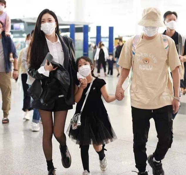 职业 包贝尔一家三口罕露面，娇妻职业装配黑丝太会了，女儿被嘴巴拖累