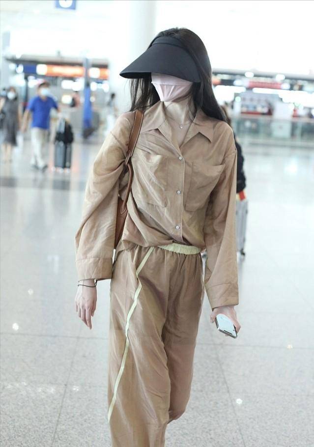 套装 何穗真是不管不顾，穿棒球服配运动裤，随便一搭就出门好接地气