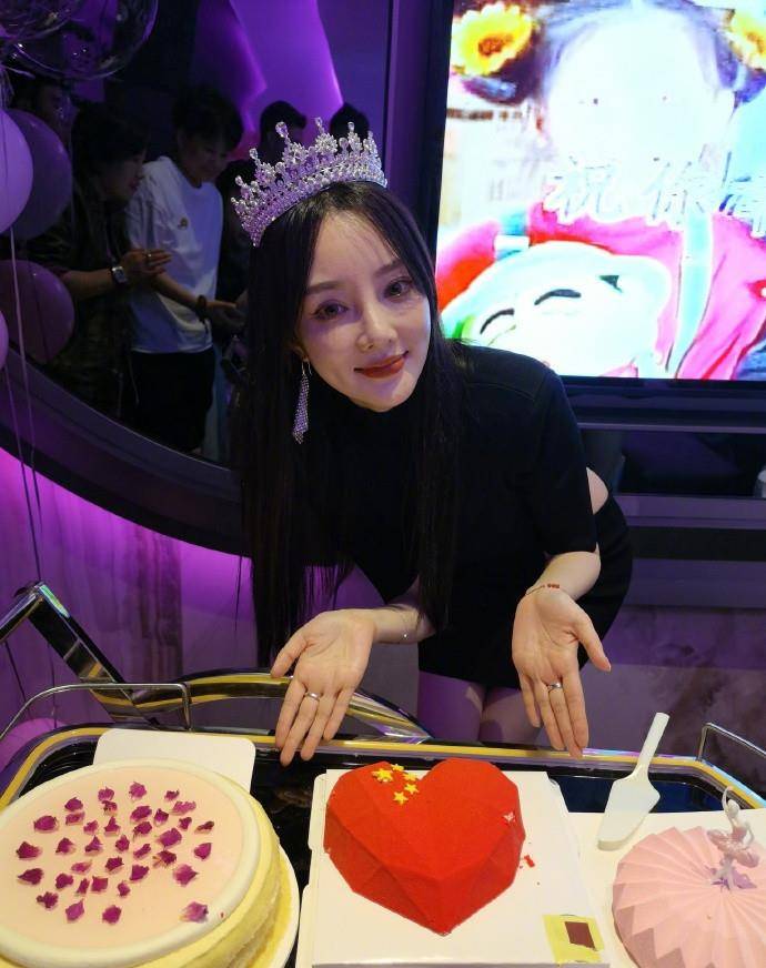 李小璐 李小璐庆生现场，40岁硬凹女团风还挺美，穿黑裙腰部“镂空”真潮