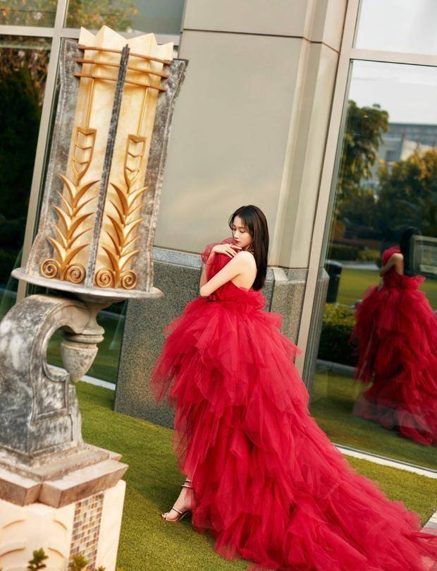 带着 钟丽缇真是太敢穿了，一袭大红裙开叉到大腿，50岁还有少女身材