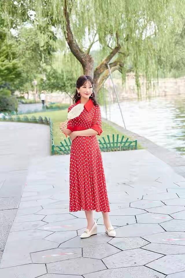 高跟鞋 赵雅芝才不服老！穿高跟鞋与地面都成90°角，配改良旗袍气质真好