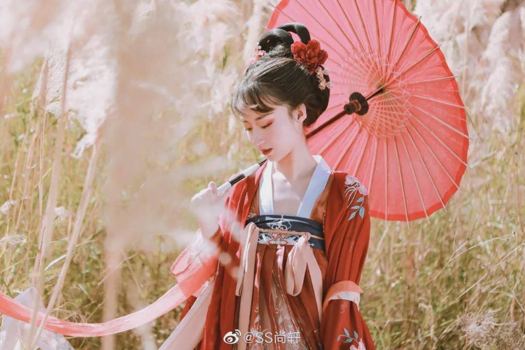 摄影汉服小仙女：笑颜如花绽，玉音婉转流