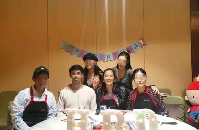 大气 58岁韦唯海底捞庆生，仨儿子只剩老幺作陪，精心打扮难掩落寞感