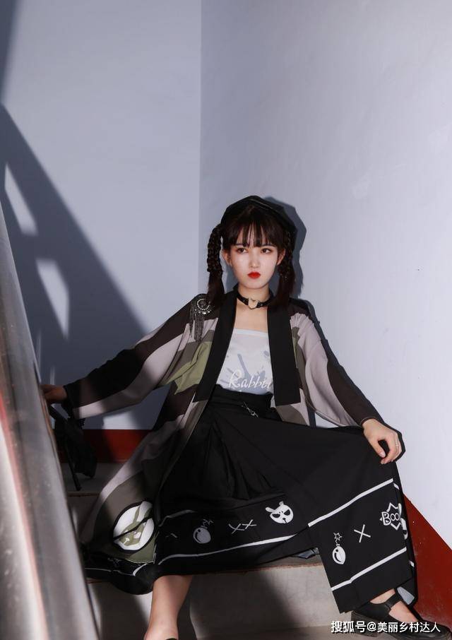 迷彩 最近火了一种“迷彩风”汉服，又酷又日常，设计感满满