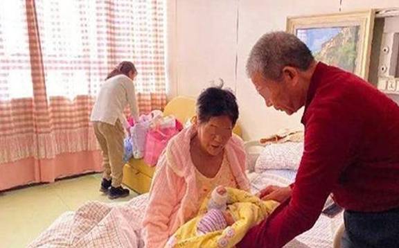 未来|儿子带女朋友回家，女方看到未来婆婆大着肚子，顿时变了脸